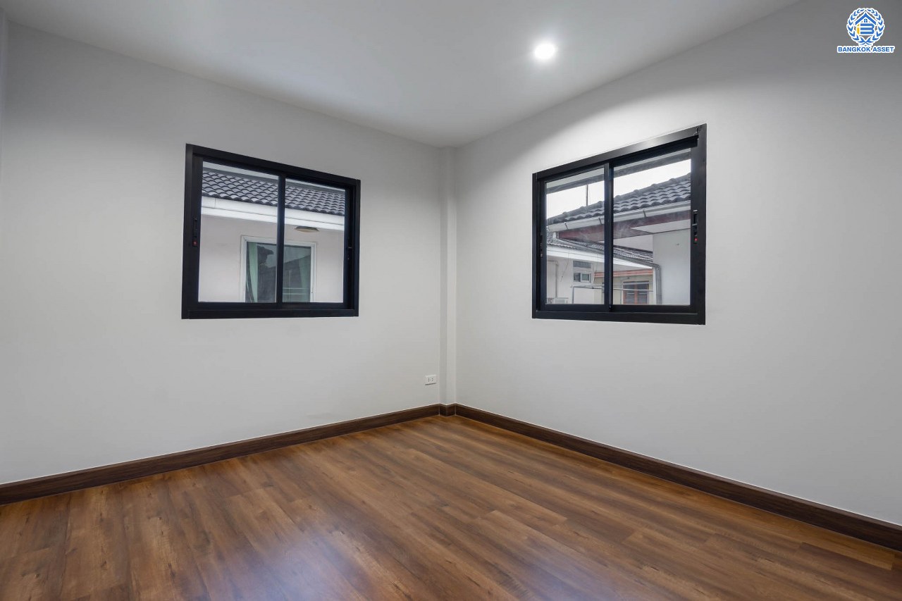 บ้านมือสองตกแต่งใหม่ ม.อักษรา พุทธมณฑลสาย3 ตกแต่งหรูหรา เนื้อที่ 55 ตร.ว. ฟังก์ชัน 3 ห้องนอน 3 ห้องน้ำ จอดรถได้ 2 คัน บนทำเลเชื่อมต่อเมือง ใกล้เซ็นทรัลศาลายา, ม.มหิดล ทางคู่ขนานลอยฟ้าบรมราชชนนี และรายล้อมด้วยสิ่งอำนวยความสะดวกครบ!